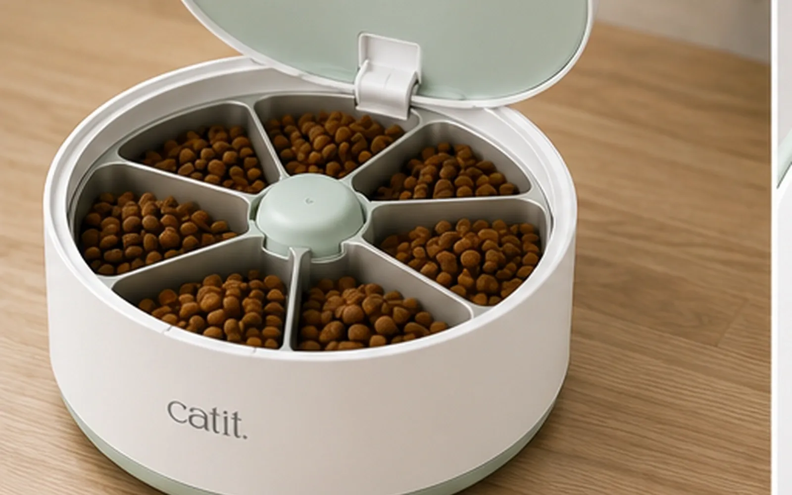 Catit PIXI Smart 6-Meal Feeder mit geöffnetem Futterfach