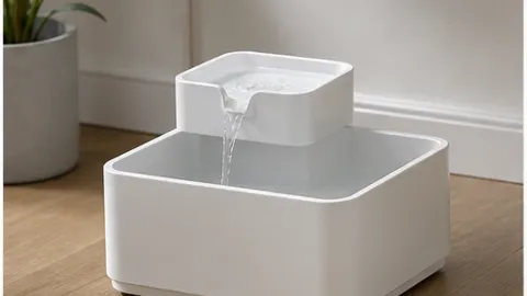 Weißer Cat Mate Pet Fountain 335 mit drei übereinanderliegenden Trinkebenen