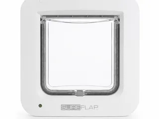 SureFlap Mikrochip Katzenklappe freigestellt für Produktvergleiche